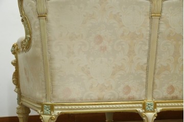 中古　イタリア高級家具　SILIK(シリック)　優雅で上品なロココ調の3人掛けソファ　(R-075094)