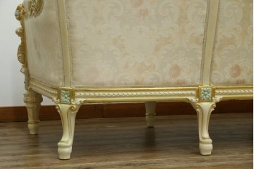 中古　イタリア高級家具　SILIK(シリック)　優雅で上品なロココ調の3人掛けソファ　(R-075094)