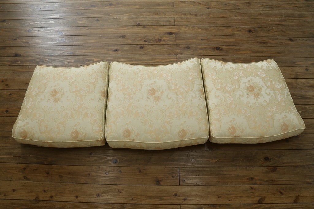 中古　イタリア高級家具　SILIK(シリック)　優雅で上品なロココ調の3人掛けソファ　(R-075094)