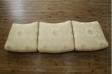 中古　イタリア高級家具　SILIK(シリック)　優雅で上品なロココ調の3人掛けソファ　(R-075094)