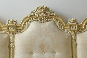 中古　美品　イタリア高級家具　SILIK(シリック)　ロココ調　優雅で上品な空間づくりにぴったりな3人掛けソファ(三人掛けソファ、3P、アームソファ)(R-075094)