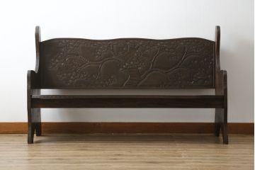 和製ビンテージ　軽井沢彫り　シックな色合いと華やかな桜の彫刻が美しいベンチ(長椅子、板座チェア、3人掛けベンチ、ヴィンテージ)(R-075096)