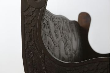 和製ビンテージ　軽井沢彫り　シックな色合いと華やかな桜の彫刻が美しいベンチ(長椅子、板座チェア、3人掛けベンチ、ヴィンテージ)(R-075096)