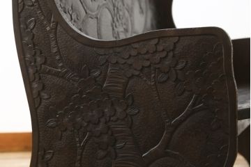 和製ビンテージ　軽井沢彫り　シックな色合いと華やかな桜の彫刻が美しいベンチ(長椅子、板座チェア、3人掛けベンチ、ヴィンテージ)(R-075096)