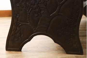 和製ビンテージ　軽井沢彫り　シックな色合いと華やかな桜の彫刻が美しいベンチ(長椅子、板座チェア、3人掛けベンチ、ヴィンテージ)(R-075096)
