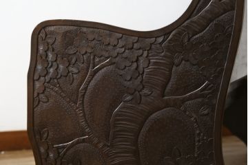 和製ビンテージ　軽井沢彫り　シックな色合いと華やかな桜の彫刻が美しいベンチ(長椅子、板座チェア、3人掛けベンチ、ヴィンテージ)(R-075096)