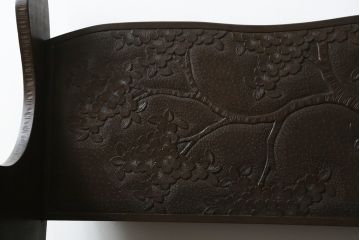 和製ビンテージ　軽井沢彫り　シックな色合いと華やかな桜の彫刻が美しいベンチ(長椅子、板座チェア、3人掛けベンチ、ヴィンテージ)(R-075096)
