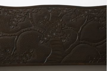 和製ビンテージ　軽井沢彫り　シックな色合いと華やかな桜の彫刻が美しいベンチ(長椅子、板座チェア、3人掛けベンチ、ヴィンテージ)(R-075096)