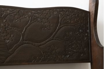 和製ビンテージ　軽井沢彫り　シックな色合いと華やかな桜の彫刻が美しいベンチ(長椅子、板座チェア、3人掛けベンチ、ヴィンテージ)(R-075096)