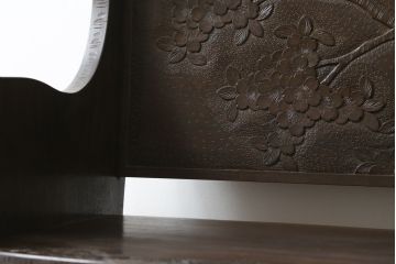 和製ビンテージ　軽井沢彫り　シックな色合いと華やかな桜の彫刻が美しいベンチ(長椅子、板座チェア、3人掛けベンチ、ヴィンテージ)(R-075096)