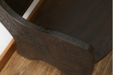 和製ビンテージ　軽井沢彫り　シックな色合いと華やかな桜の彫刻が美しいベンチ(長椅子、板座チェア、3人掛けベンチ、ヴィンテージ)(R-075096)