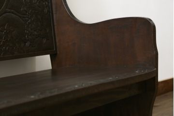 和製ビンテージ　軽井沢彫り　シックな色合いと華やかな桜の彫刻が美しいベンチ(長椅子、板座チェア、3人掛けベンチ、ヴィンテージ)(R-075096)