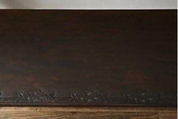和製ビンテージ　軽井沢彫り　シックな色合いと華やかな桜の彫刻が美しいベンチ(長椅子、板座チェア、3人掛けベンチ、ヴィンテージ)(R-075096)