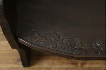 和製ビンテージ　軽井沢彫り　シックな色合いと華やかな桜の彫刻が美しいベンチ(長椅子、板座チェア、3人掛けベンチ、ヴィンテージ)(R-075096)