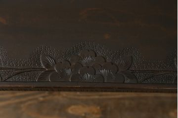 和製ビンテージ　軽井沢彫り　シックな色合いと華やかな桜の彫刻が美しいベンチ(長椅子、板座チェア、3人掛けベンチ、ヴィンテージ)(R-075096)