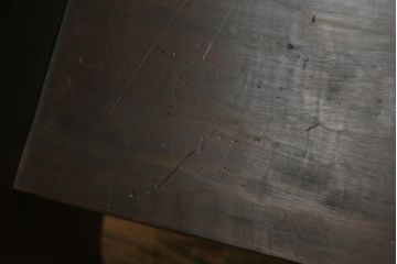 和製ビンテージ　軽井沢彫り　シックな色合いと華やかな桜の彫刻が美しいベンチ(長椅子、板座チェア、3人掛けベンチ、ヴィンテージ)(R-075096)