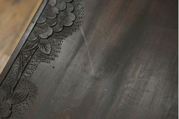和製ビンテージ　軽井沢彫り　シックな色合いと華やかな桜の彫刻が美しいベンチ(長椅子、板座チェア、3人掛けベンチ、ヴィンテージ)(R-075096)