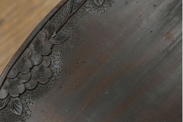 和製ビンテージ　軽井沢彫り　シックな色合いと華やかな桜の彫刻が美しいベンチ(長椅子、板座チェア、3人掛けベンチ、ヴィンテージ)(R-075096)