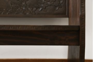 和製ビンテージ　軽井沢彫り　シックな色合いと華やかな桜の彫刻が美しいベンチ(長椅子、板座チェア、3人掛けベンチ、ヴィンテージ)(R-075096)