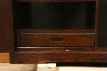 中古　美品!!　上手物!!　職人手造り　国産家具　欅(ケヤキ)材　品のある落ち着いた佇まいが素敵な漆塗りの飾り棚(茶棚、茶タンス、収納棚、戸棚)(R-075101)