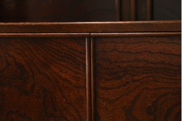 中古　美品!!　上手物!!　職人手造り　国産家具　欅(ケヤキ)材　品のある落ち着いた佇まいが素敵な漆塗りの飾り棚(茶棚、茶タンス、収納棚、戸棚)(R-075101)