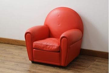 中古　美品　希少品　イタリア家具　Poltrona Frau(ポルトローナ フラウ)　Baby Vanity Fair(ベイビーバニティフェア) 　モデル904　ミニモデル　本革(レザー)　ボリューム感溢れるデザインが可愛らしいキッズ1Pソファ(レザーソファ、アームソファ、1人掛け、一人掛け)(定価約63万円)(R-075103)