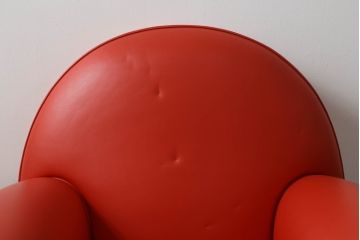中古　美品　希少品　イタリア家具　Poltrona Frau(ポルトローナ フラウ)　Baby Vanity Fair(ベイビーバニティフェア) 　モデル904　ミニモデル　本革(レザー)　ボリューム感溢れるデザインが可愛らしいキッズ1Pソファ(レザーソファ、アームソファ、1人掛け、一人掛け)(定価約63万円)(R-075103)