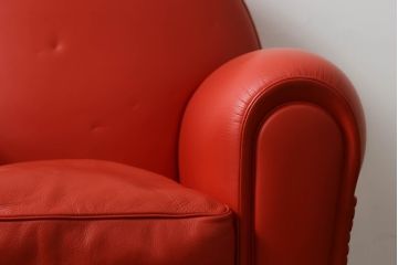 中古　美品　希少品　イタリア家具　Poltrona Frau(ポルトローナ フラウ)　Baby Vanity Fair(ベイビーバニティフェア) 　モデル904　ミニモデル　本革(レザー)　ボリューム感溢れるデザインが可愛らしいキッズ1Pソファ(レザーソファ、アームソファ、1人掛け、一人掛け)(定価約63万円)(R-075103)