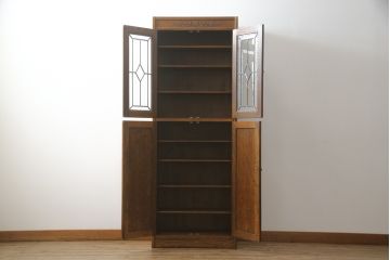 中古　三越家具(現カントリーハウス)　Brugge(ブルージュ)　ステンドグラスが上品な雰囲気を醸し出すキャビネット(収納棚、戸棚、飾り棚、食器棚、本箱、ブックケース)(R-075104)