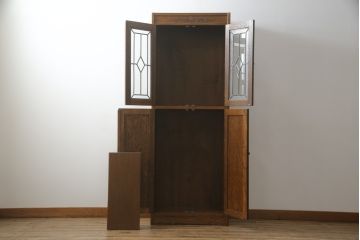 中古　三越家具(現カントリーハウス)　Brugge(ブルージュ)　ステンドグラスが上品な雰囲気を醸し出すキャビネット(収納棚、戸棚、飾り棚、食器棚、本箱、ブックケース)(R-075104)