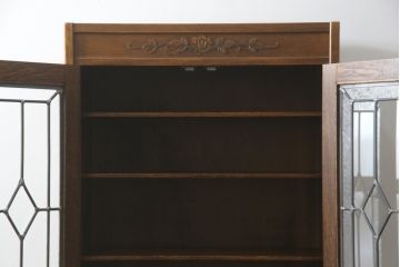 中古　三越家具(現カントリーハウス)　Brugge(ブルージュ)　ステンドグラスが上品な雰囲気を醸し出すキャビネット(収納棚、戸棚、飾り棚、食器棚、本箱、ブックケース)(R-075104)