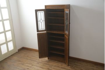 中古　三越家具(現カントリーハウス)　Brugge(ブルージュ)　ステンドグラスが上品な雰囲気を醸し出すキャビネット(収納棚、戸棚、飾り棚、食器棚、本箱、ブックケース)(R-075104)