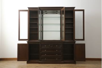 中古　カリモク家具(karimoku)　domani(ドマーニ)　PROCEED(プロシード)シリーズ　落ち着いた色味と堂々とした佇まいが魅力的なキャビネット(ガラスケース、コレクションケース、飾り棚、陳列棚、収納棚)(R-075105)