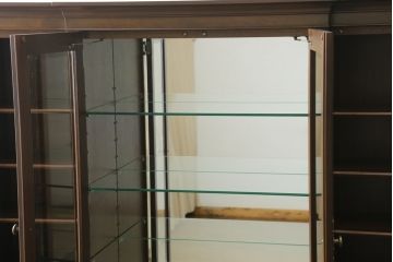中古　カリモク家具(karimoku)　domani(ドマーニ)　PROCEED(プロシード)シリーズ　落ち着いた色味と堂々とした佇まいが魅力的なキャビネット(ガラスケース、コレクションケース、飾り棚、陳列棚、収納棚)(R-075105)