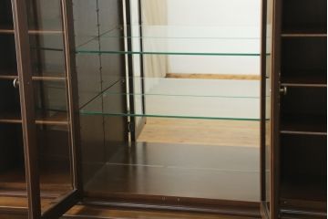 中古　カリモク家具(karimoku)　domani(ドマーニ)　PROCEED(プロシード)シリーズ　落ち着いた色味と堂々とした佇まいが魅力的なキャビネット(ガラスケース、コレクションケース、飾り棚、陳列棚、収納棚)(R-075105)