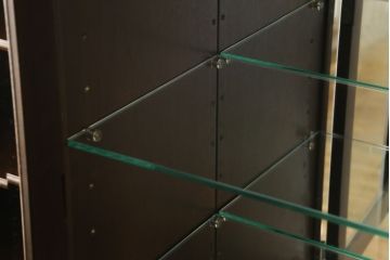 中古　カリモク家具(karimoku)　domani(ドマーニ)　PROCEED(プロシード)シリーズ　落ち着いた色味と堂々とした佇まいが魅力的なキャビネット(ガラスケース、コレクションケース、飾り棚、陳列棚、収納棚)(R-075105)
