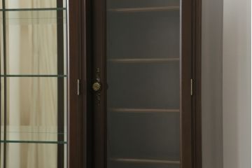 中古　カリモク家具(karimoku)　domani(ドマーニ)　PROCEED(プロシード)シリーズ　落ち着いた色味と堂々とした佇まいが魅力的なキャビネット(ガラスケース、コレクションケース、飾り棚、陳列棚、収納棚)(R-075105)