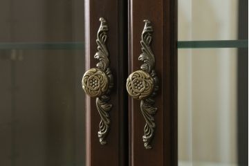 中古　カリモク家具(karimoku)　domani(ドマーニ)　PROCEED(プロシード)シリーズ　落ち着いた色味と堂々とした佇まいが魅力的なキャビネット(ガラスケース、コレクションケース、飾り棚、陳列棚、収納棚)(R-075105)