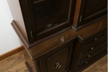 中古　カリモク家具(karimoku)　domani(ドマーニ)　PROCEED(プロシード)シリーズ　落ち着いた色味と堂々とした佇まいが魅力的なキャビネット(ガラスケース、コレクションケース、飾り棚、陳列棚、収納棚)(R-075105)