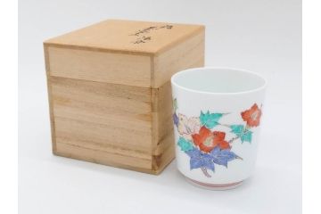 重要無形文化財　人間国宝　十四代　酒井田柿右衛門　錦　芙蓉文　鮮やかな色絵が美しい湯呑み(湯のみ、和食器、共箱付き)(R-075108)