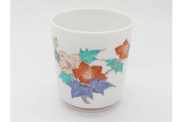 重要無形文化財　人間国宝　十四代　酒井田柿右衛門　錦　芙蓉文　鮮やかな色絵が美しい湯呑み(湯のみ、和食器、共箱付き)(R-075108)