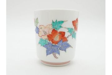 重要無形文化財　人間国宝　十四代　酒井田柿右衛門　錦　芙蓉文　鮮やかな色絵が美しい湯呑み(湯のみ、和食器、共箱付き)(R-075108)