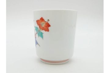 重要無形文化財　人間国宝　十四代　酒井田柿右衛門　錦　芙蓉文　鮮やかな色絵が美しい湯呑み(湯のみ、和食器、共箱付き)(R-075108)
