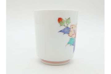 重要無形文化財　人間国宝　十四代　酒井田柿右衛門　錦　芙蓉文　鮮やかな色絵が美しい湯呑み(湯のみ、和食器、共箱付き)(R-075108)