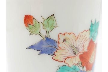 重要無形文化財　人間国宝　十四代　酒井田柿右衛門　錦　芙蓉文　鮮やかな色絵が美しい湯呑み(湯のみ、和食器、共箱付き)(R-075108)