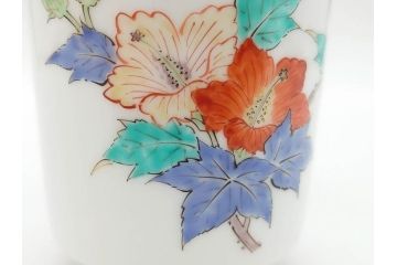 重要無形文化財　人間国宝　十四代　酒井田柿右衛門　錦　芙蓉文　鮮やかな色絵が美しい湯呑み(湯のみ、和食器、共箱付き)(R-075108)