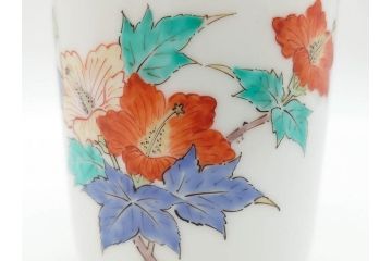 重要無形文化財　人間国宝　十四代　酒井田柿右衛門　錦　芙蓉文　鮮やかな色絵が美しい湯呑み(湯のみ、和食器、共箱付き)(R-075108)