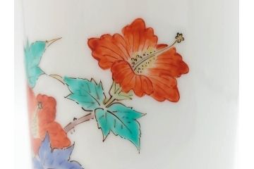 重要無形文化財　人間国宝　十四代　酒井田柿右衛門　錦　芙蓉文　鮮やかな色絵が美しい湯呑み(湯のみ、和食器、共箱付き)(R-075108)