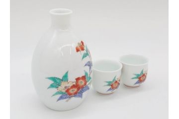 重要無形文化財　人間国宝　十四代　酒井田柿右衛門　錦　苺花文　酒器　なめらかなフォルムと繊細な色絵が魅力的な徳利1本&猪口2客セット(とっくり、おちょこ、ぐい呑み、和食器、共箱付き)(R-075109)