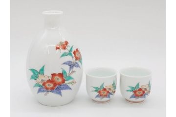 重要無形文化財　人間国宝　十四代　酒井田柿右衛門　錦　苺花文　酒器　なめらかなフォルムと繊細な色絵が魅力的な徳利1本&猪口2客セット(とっくり、おちょこ、ぐい呑み、和食器、共箱付き)(R-075109)